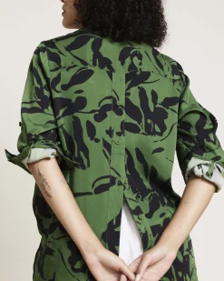Button Back Stretch Cupro Polo Shirt Green Sgraffito Print
