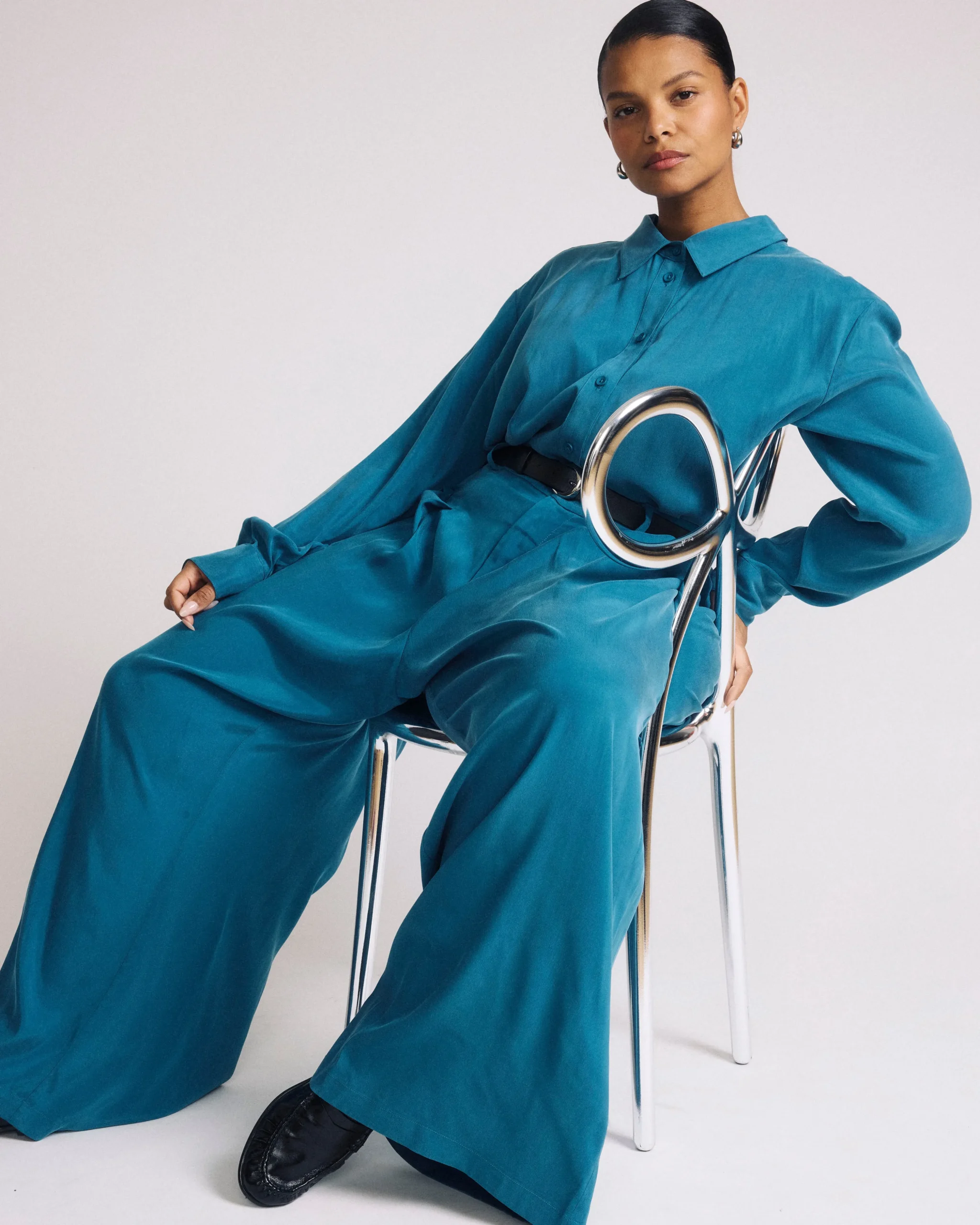 Cooling Stretch Cupro Oversized Artist Shirt Blue Beetle